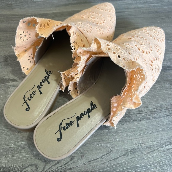 Free People Eyelet Ruffle Sienna Slip on Mule Flat Like New - Picture 5 of 9